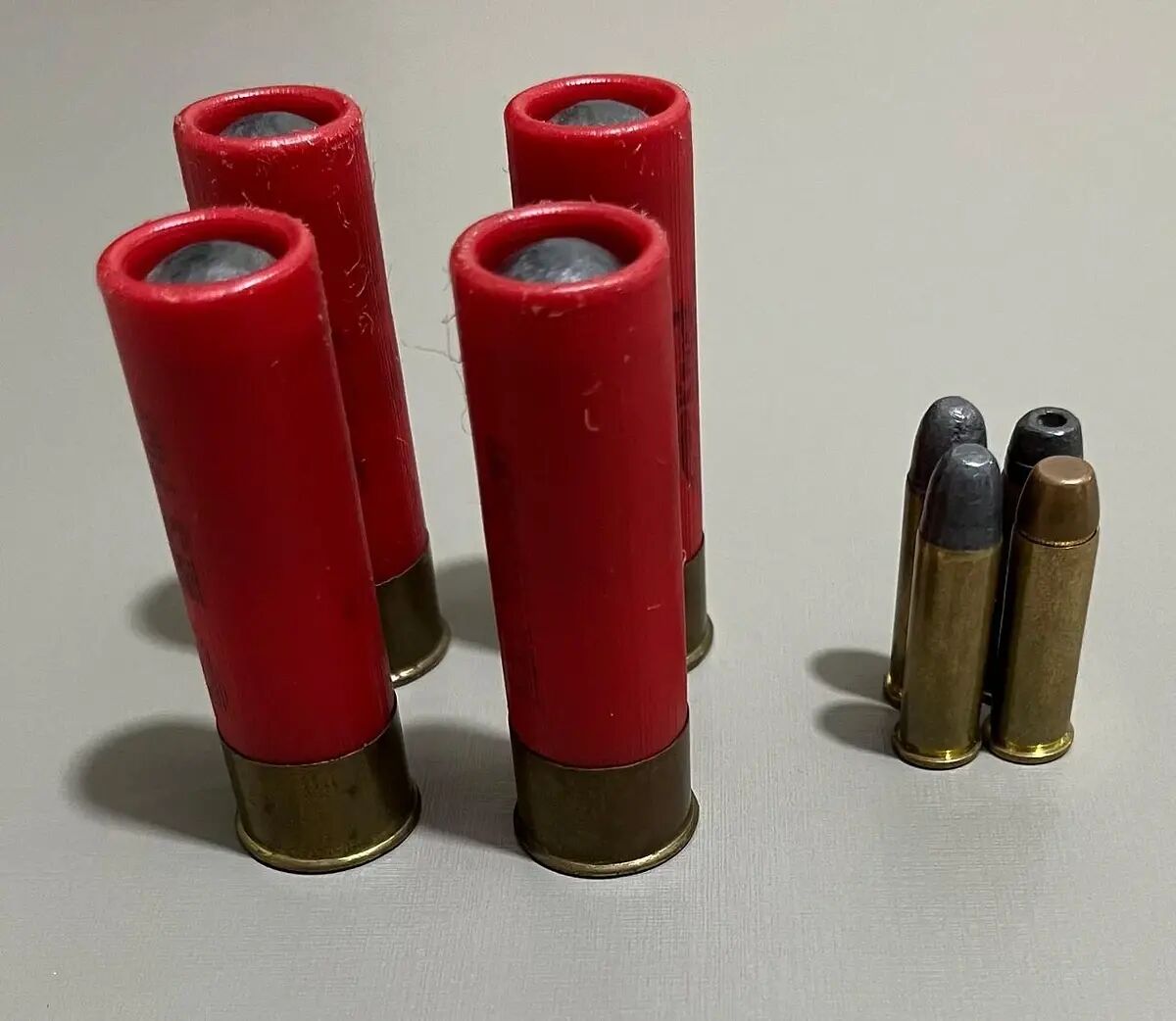 Imagem ilustrativa da matéria Investigação de homicídio leva à apreensão de munições e prisão de irmãos em São Gabriel do Oeste