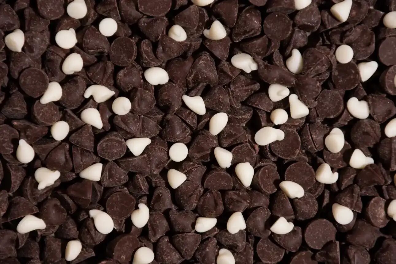 Imagem principal Chocolate esbranquiçado: pode comer? Entenda o fat bloom