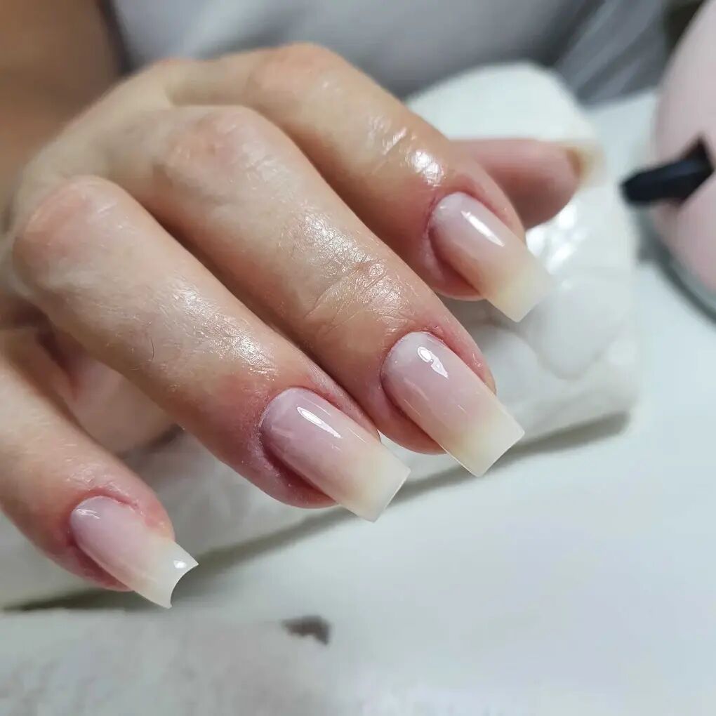 Manicure e pedicure no estúdio Pamela Rezende