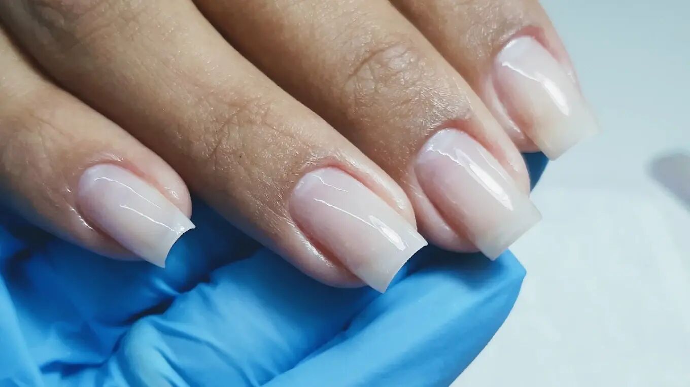 Trabalho de nail design no estúdio Pamela Rezende