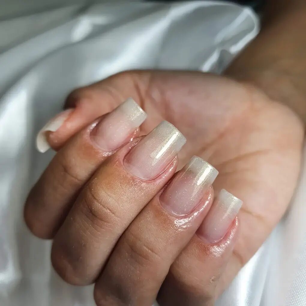 Unhas alongadas realizadas por Pamela Rezende