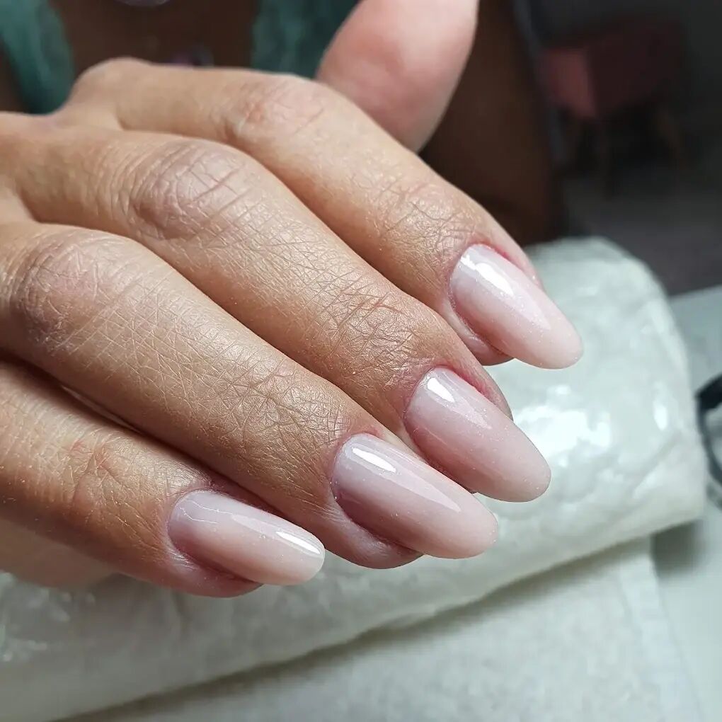 Alongamento de unhas com acabamento natural