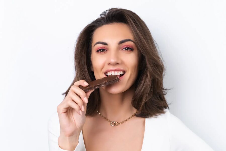 Imagem saude-mulher-chocolate-mordendo-pedaco