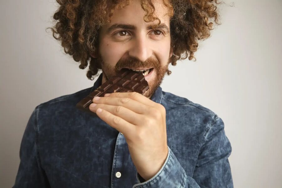 Imagem homem-comendo-chocolate-amargo-jpg