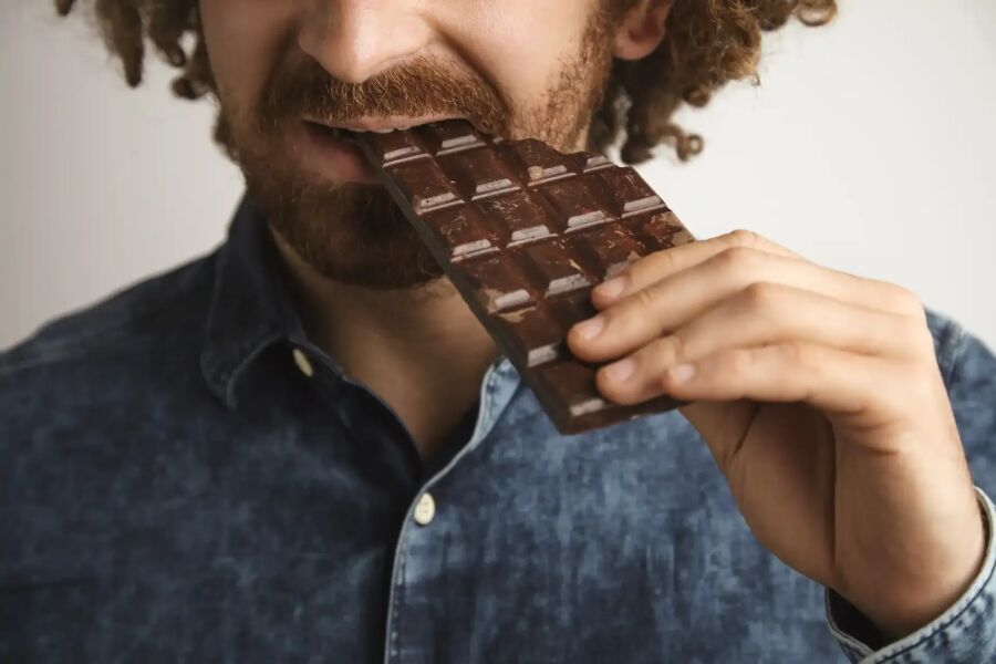 Imagem homem-degustando-chocolate-60-por-cento-jpg
