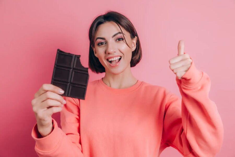 Imagem mulher-segurando-chocolate-60percent