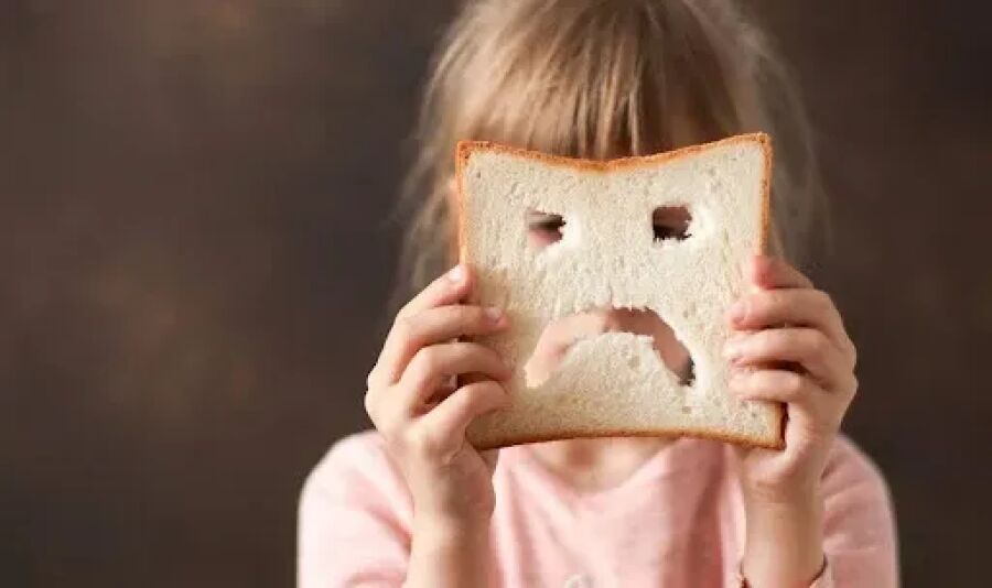 Imagem crianca-segurando-pao-com-face-triste