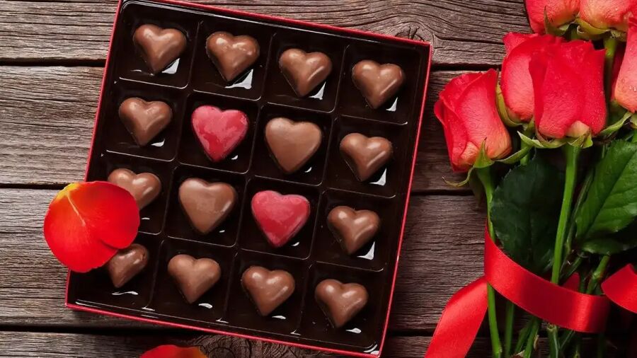 Imagem caixa-chocolates-coracao-dia-dos-namorados-rosas-vermelhas