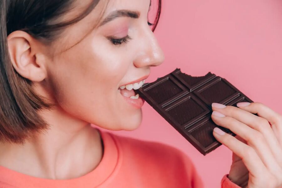 Imagem mulher-comendo-chocolate-engorda