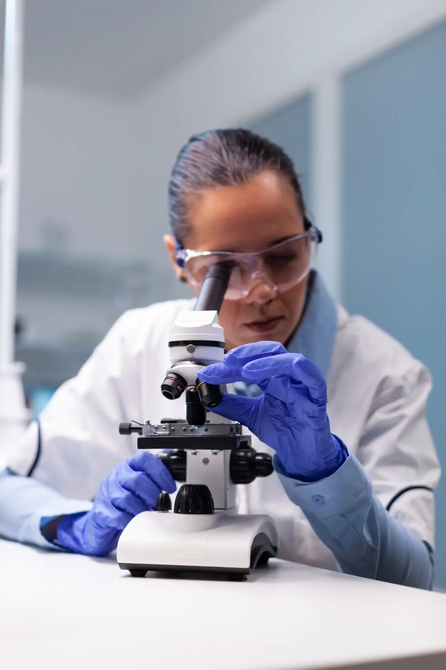 Imagem pesquisadora-em-laboratorio-usando-microscopio